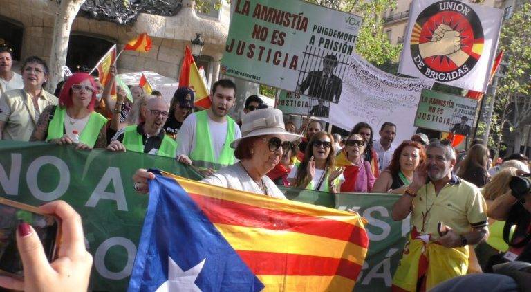 Una separatista con «esvástica amarilla» se mete entre 300.000 pacíficos catalanes