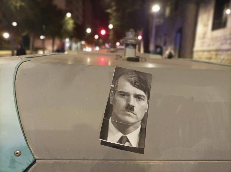 Tarragona rechaza el fascismo del «nazi» Pedro Sánchez Pérez-Castejón frente a la sede PSC