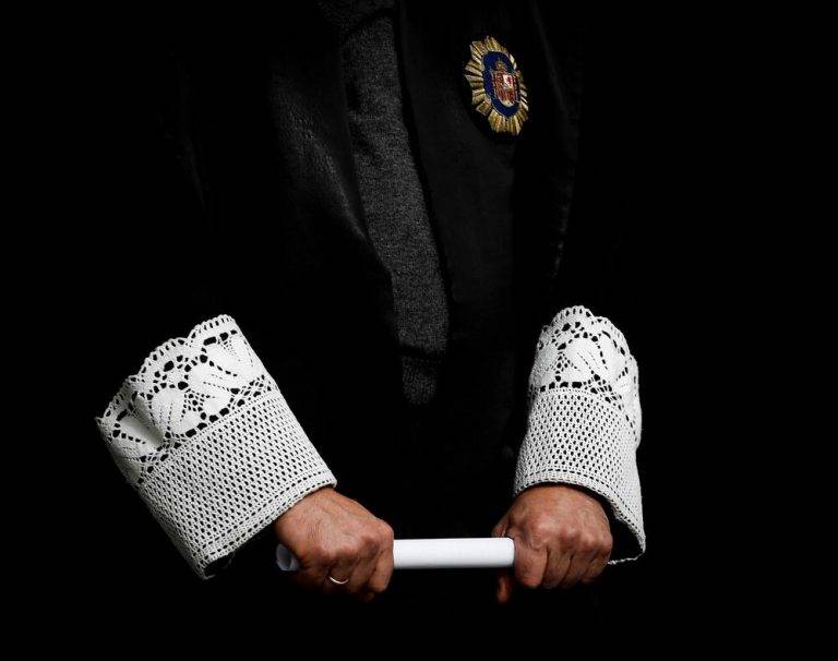 FOTOGRAFÍA. MADRID (ESPAÑA), 18 DE NOVIEMBRE DE 2018. Preocupación de Tribunales Superiores en España. Detalle de la toga de un magistrado del Consejo General del Poder Judicial del Reino de España durante un proceso judicial. Efe