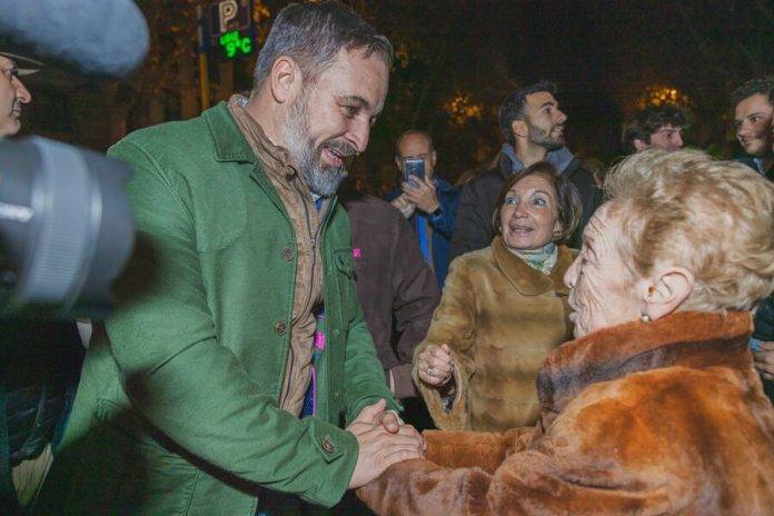 El presidente Abascal con gente mayor fren sede PSOE Madrid