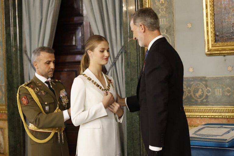 El rey impone el «collar de Carlos III» a Leonor de Borbón y Ortiz 