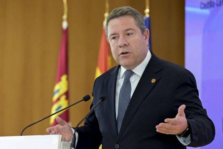 FOTOGRAFÍA. MANZANARES (CIUDAD REAL) CASTILLA-LA MANCHA (ESPAÑA), 10 DE NOVIEMBRE DE 2023. Castilla-La Mancha recurre la ley corrupta de Amnistía criminal. El presidente de Castilla-La Mancha, Emiliano García-Page, durante su visita al Hospital Virgen de Altagracia de Manzanares (Ciudad Real), valora el ACUERDO GOLPISTA PSOE-JUNTS. García-Page, que se ha declarado "totalmente autónomo" de su partido, ha subrayado que es "imposible, ni con pacto ni sin pacto, lo quiera o no el gobierno de turno", que salga adelante "un proyecto que privilegie fiscal o financieramente" a una parte del país. También ha calificado de "absolutamente imposible, salvo que queramos engañarnos a nosotros mismos" que se celebre un referéndum de autodeterminación en Cataluña en Cataluña, "y menos aún solo en una parte del país" y se ha mostrado contrario a que los jueces "puedan ser objeto de investigación ni de persecución" por haber aplicado las leyes que "han aprobado todos los partidos políticos". Efe