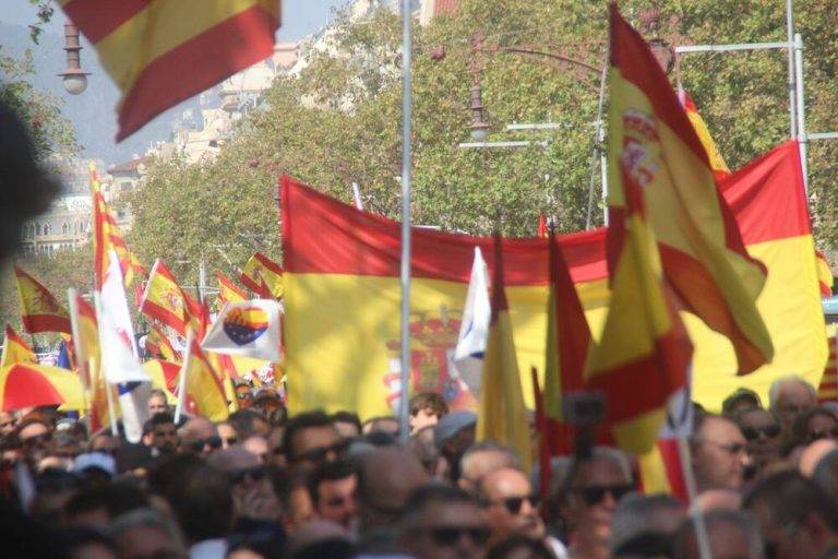 FOTOGRAFÍA. BARCELONA (ESPAÑA), 08 DE OCTUBRE DE 2023. Manifiesto Por Un Voto Constitucionalista Sin Engaños. Una movilización masiva de la resistencia de más de 300.000 personas, bajo "No en mi nombre: ni amnistía ni autodeterminación", advierte al Gobierno de coalición en funciones de España, principalmente a su presidente en funciones, secretario general del Partido Socialista, propuesto por su majestad el rey como candidato a la Presidencia de Gobierno de España, Pedro Sánchez Pérez Castejón, de que va a dar la guerra hasta acabar con el régimen de la esvástica amarilla y acabar con el régimen sanchista porque no va a consumir la traición y el golpe de estado que va a perpetrar el Palacio de la Moncloa. Temperaturas, el Tiempo, sombrillas, España. Lasvocesdelpueblo (Ñ Pueblo)