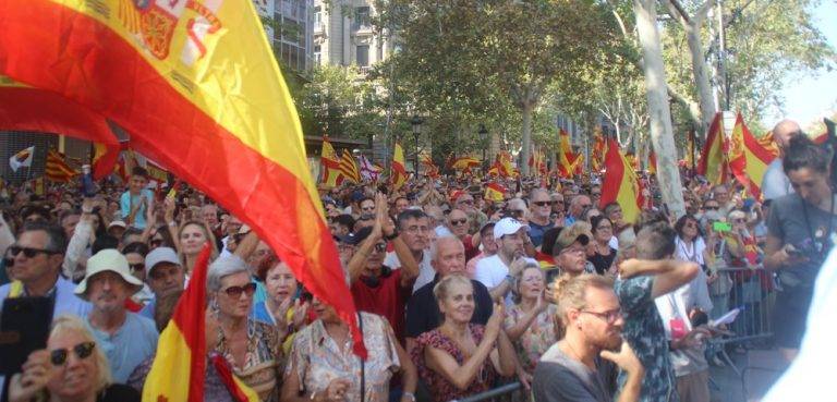FOTOGRAFÍA. BARCELONA (ESPAÑA), 08 DE OCTUBRE DE 2023. Nace "Izquierda por España" que concurrirá al 12M catalán. Una movilización masiva de la resistencia de más de 300.000 personas, bajo "No en mi nombre: ni amnistía ni autodeterminación", advierte al Gobierno de coalición en funciones de España, principalmente a su presidente en funciones, secretario general del Partido Socialista, propuesto por su majestad el rey como candidato a la Presidencia de Gobierno de España, Pedro Sánchez Pérez Castejón, de que va a dar la guerra hasta acabar con el régimen de la esvástica amarilla y acabar con el régimen sanchista porque no va a consumir la traición y el golpe de estado que va a perpetrar el Palacio de la Moncloa. Temperaturas, el Tiempo, sombrillas, España. Lasvocesdelpueblo (Ñ Pueblo)