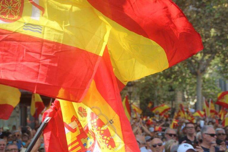 FOTOGRAFÍA. BARCELONA (ESPAÑA), 08 DE OCTUBRE DE 2023. Este viernes se prevé un tiempo estable en España. Una movilización masiva de la resistencia de más de 300.000 personas, bajo "No en mi nombre: ni amnistía ni autodeterminación", advierte al Gobierno de coalición en funciones de España, principalmente a su presidente en funciones, secretario general del Partido Socialista, propuesto por su majestad el rey como candidato a la Presidencia de Gobierno de España, Pedro Sánchez Pérez Castejón, de que va a dar la guerra hasta acabar con el régimen de la esvástica amarilla y acabar con el régimen sanchista porque no va a consumir la traición y el golpe de estado que va a perpetrar el Palacio de la Moncloa. Temperaturas, el Tiempo, sombrillas, España. Lasvocesdelpueblo (Ñ Pueblo)