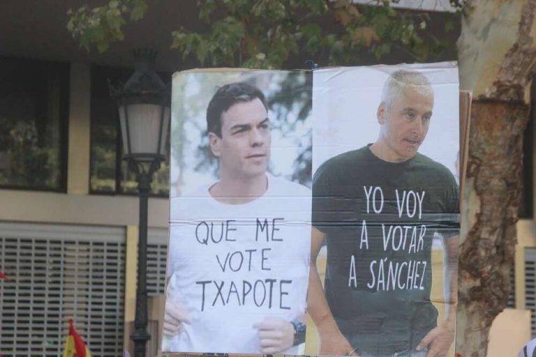 FOTOGRAFÍA. BARCELONA (ESPAÑA), 08 DE OCTUBRE DE 2023. Condenado a 52 años de prisión el terrorista Francisco Javier García Gaztelu (Txapote). Pedro Sánchez (i), el terrorista más sanguinario de la banda terrorista ETA, Francisco Javier García Gaztelu (Txapote) (d). Una movilización masiva de la resistencia de más de 300.000 personas, bajo "No en mi nombre: ni amnistía ni autodeterminación", advierte al Gobierno de coalición en funciones de España, principalmente a su presidente en funciones, secretario general del Partido Socialista, propuesto por su majestad el rey como candidato a la Presidencia de Gobierno de España, Pedro Sánchez Pérez Castejón, de que va a dar la guerra hasta acabar con el régimen de la esvástica amarilla y acabar con el régimen sanchista porque no va a consumir la traición y el golpe de estado que va a perpetrar el Palacio de la Moncloa. Temperaturas, el Tiempo, sombrillas, España. Lasvocesdelpueblo (Ñ Pueblo)