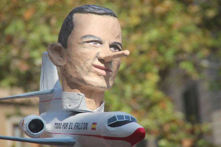 FOTOGRAFÍA. BARCELONA (ESPAÑA), 08 DE OCTUBRE DE 2023. https://www.lasvocesdelpueblo. Tiempo estable con cielos despejados en España. Pedro Sánchez y su Falcón. Una movilización masiva de la resistencia de más de 300.000 personas, bajo "No en mi nombre: ni amnistía ni autodeterminación", advierte al Gobierno de coalición en funciones de España, principalmente a su presidente en funciones, secretario general del Partido Socialista, propuesto por su majestad el rey como candidato a la Presidencia de Gobierno de España, Pedro Sánchez Pérez Castejón, de que va a dar la guerra hasta acabar con el régimen de la esvástica amarilla y acabar con el régimen sanchista porque no va a consumir la traición y el golpe de estado que va a perpetrar el Palacio de la Moncloa. Temperaturas, el Tiempo, sombrillas, España. Temperaturas sin cambios el 5F. Lasvocesdelpueblo (Ñ Pueblo)