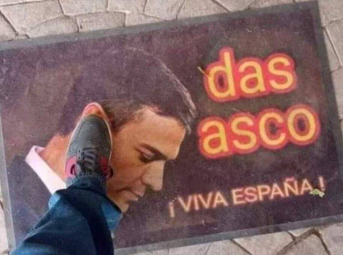 FOTOGRAFÍA. ESPAÑA, 13 DE NOVIEMBRE DE 2023. Detalle del felpudo «Pedro Sánchez Pérez Castejón da asco». Lasvocesdelpueblo