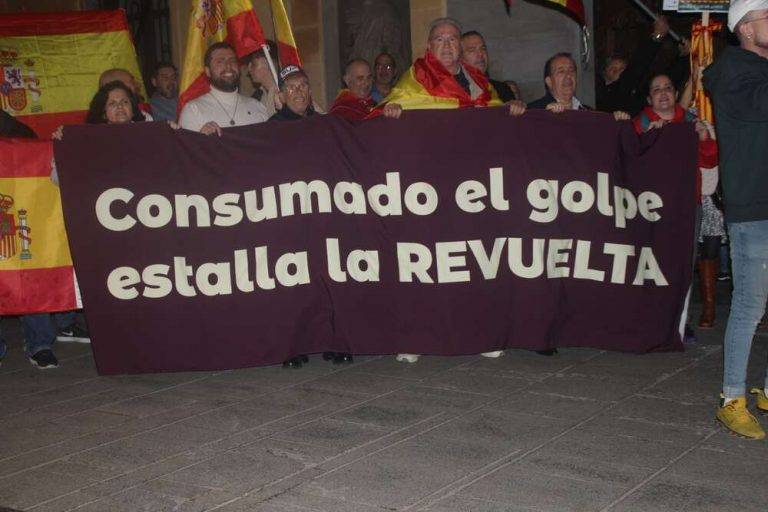 VÍDEO MANIFESTACIÓN MATARÓ| «Sánchez rata traidor y separata»; «Ni roja ni rota España no se toca»; «Sánchez si tienes cojones convoca elecciones»