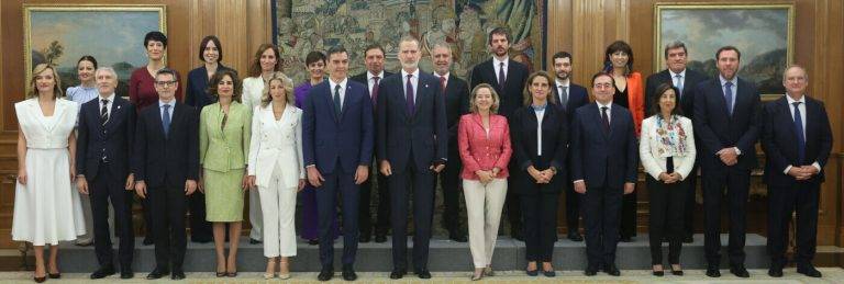 Foto de familia del nuevo régimen de coalición PSOE-RESTAR de la XV Legislatura del Reino de España con su majestad el rey Felipe VI de España