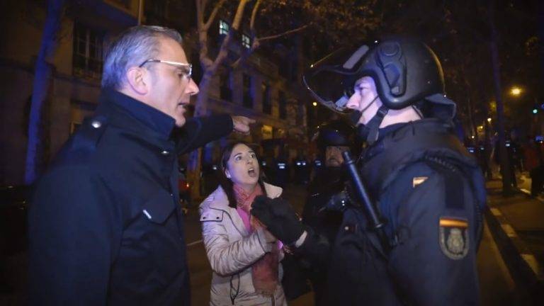 Ortega Smith frente a la ‘Policía de Sánchez’| «Está acorralando a la gente». «Coge el número de este agente. Le voy a hacer responsable del operativo como no dejas salir a la gente»