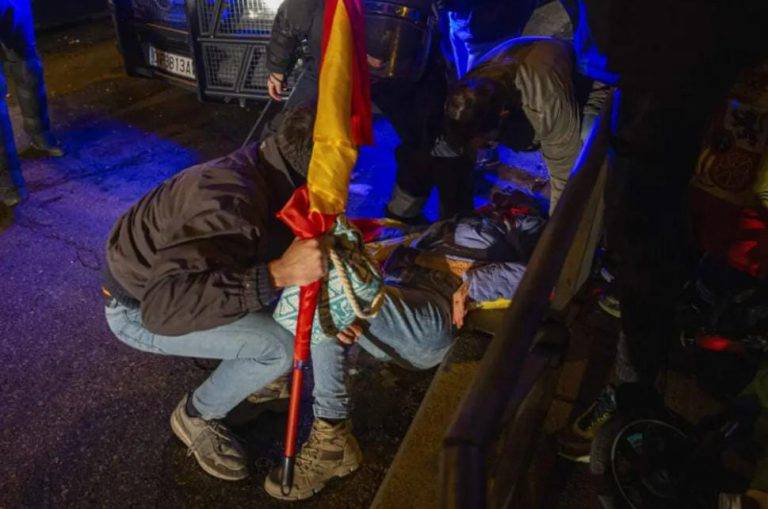 Ataque sanchista contra libertad de expresión| Brechas, irritación de ojos y contusiones a manifestantes pacíficos «heridos» en sede PSOE de calle Ferraz