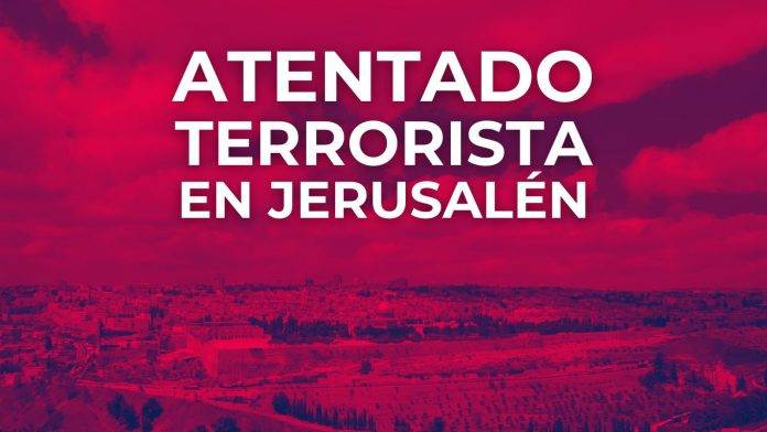 Jerusalén (Israel), jueves 30 de noviembre de 2023 (Lasvocesdelpueblo).- Dos terroristas dispararon contra ciudadanos israelíes que estaban en una parada de autobús en Jerusalén.