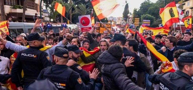 ACUERDO GOLPISTA PSOE-JUNTS| Málaga obliga al «traidor» Sánchez a retroceder y esconderse ante los «Pedro Sánchez hijo de puta» y «socialistas terroristas»