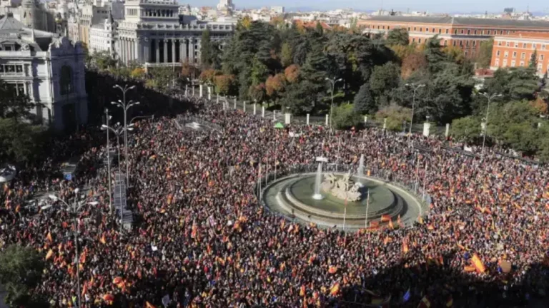 Plaza de Cibeles Madrid| Casi 1.000.000 de personas contra «traidor Pedro Sánchez» ante «grave encrucijada»