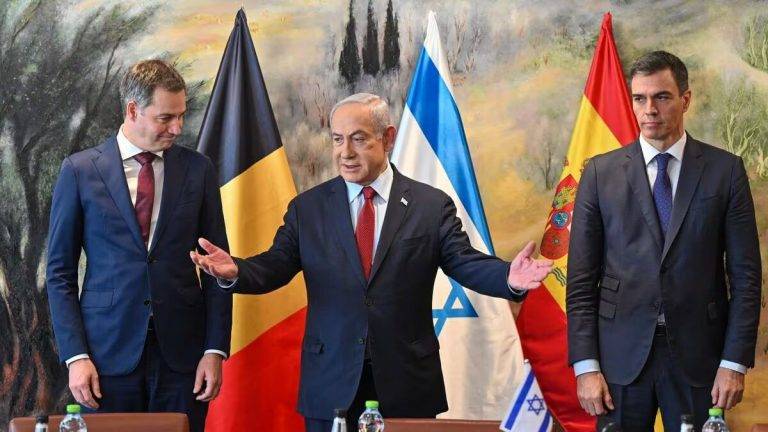 FOTOGRAFÍA. JERUSALÉN (ISRAEL), 23 DE NOVIEMBRE DE 2023.- El Presidente del Gobierno de España en coalición PSOE-'RESTAR' y secretario general del Partido Socialista, Pedro Sánchez (d), junto al primer ministro israelí, Benjamin Netanyahu (c), y el primer ministro belga, Alexander de Croo (i), este jueves durante su encuentro en Jerusalén. Efe