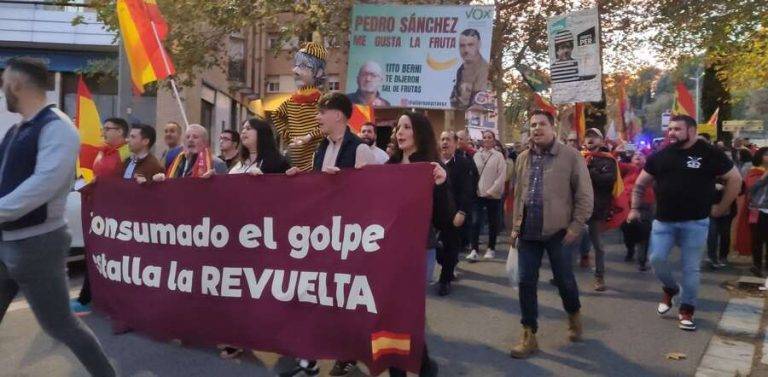 Mataró se levanta contra Pedro Sánchez y rechaza «capitular y entregar España sin luchar»