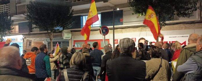 Protesta frente sede PSC en tarragona, contra la amnistía ilegal e incosntitucional al golpe, 08 de noviembre de 223 (11)
