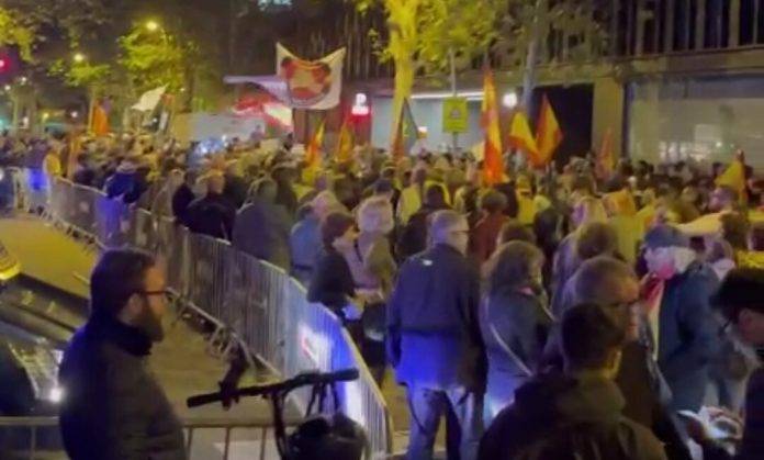Protesta sede PSC Barcelona contra la amnistia al golpe