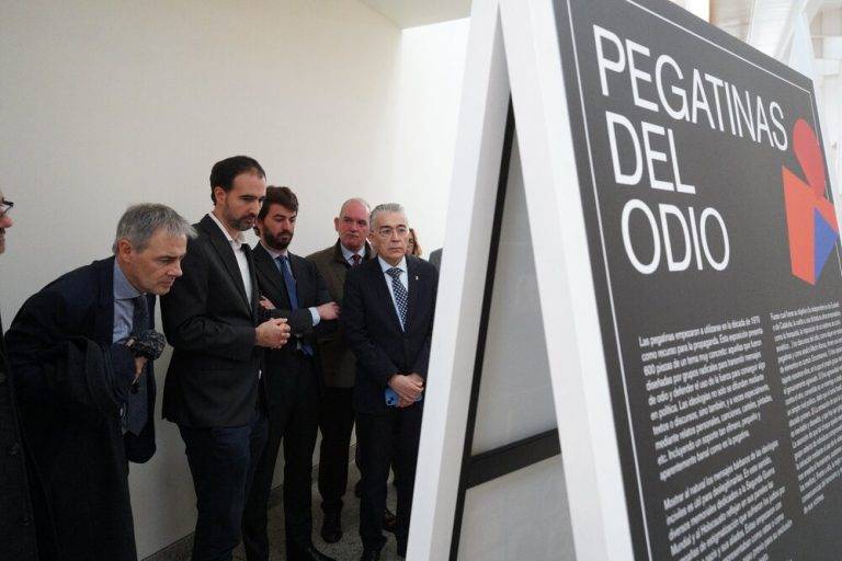 CASTILLA Y LEÓN| Vicepresidente Frings señala al «verdadero rostro del odio» en la exposición «Pegatinas del Odio»