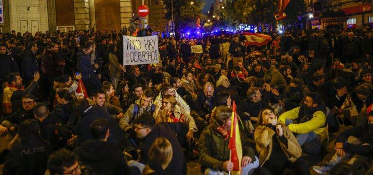 Expulsión de infiltrados del régimen sanchista en la pacífica protesta antiamnistía ilegal en Ferraz