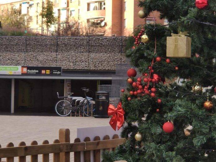 árbol de Navidad frente Estación Sabadell Norte, Barcelona, España, temperaturas. Lasvocesdelpueblo (3)