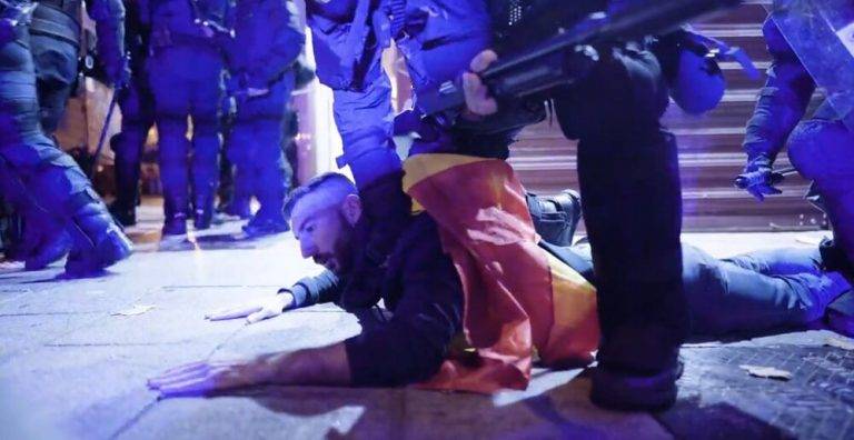 VÍDEO AFP| La Policía contra patriotas anti golpe de estado en Ferraz; contraste con trato a separatistas CDR no puede ser mayor