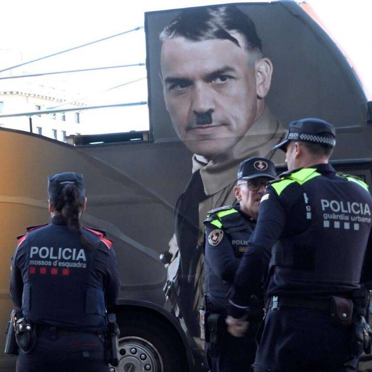 BARCELONA| Hazte Oír: «Presentamos el bus contra la amnistía»; «el Gobierno nos detiene y nos multa»; «no nos pararán»; «Sánchez dictador»