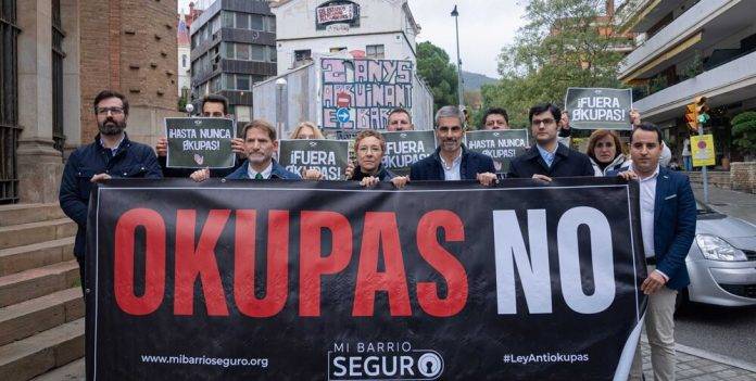 fuera okupas, VOX Barcelona hoy en plaza Bonanova, 29 d enoviembre de 2023 FOTOGRAFÍA. BARCELONA (ESPAÑA), 29 DE NOVIEMBRE DE 2023. Gonzalo de Oro-Pulido Plaza (3d), presidente del Grupo Municipal de VOX en el Ayuntamiento de Barcelona, junto a un grupo de militante de la tercera fuerza política en España, VOX, se plantan en Plaza Bonanova de la ciudad de Barcelona para pedir a los "okupas delincuentes de la Ruïna y el Kubo" que se vayan del barrio y dejan a los vecinos en paz sino tendrán a los de Santiago Abascal Conde al frente hasta final. Lasvocesdelpueblo (Ñ Pueblo)