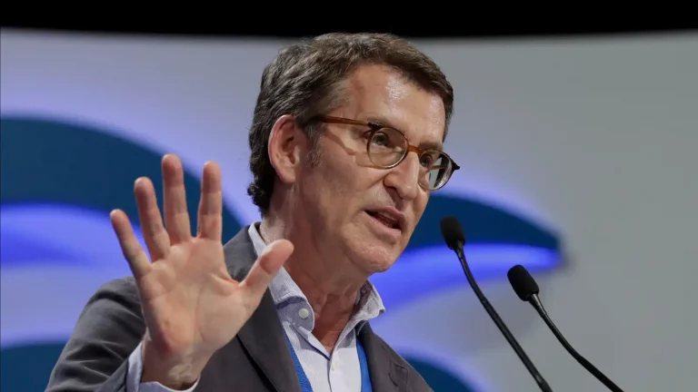 FOTOGRAFÍA. MADRID (ESPAÑA), 18 DE ABRIL DE 2022. El presidente del partido (PP), Alberto Núñez Feijóo, no asistirá finalmente a la toma de posesión del presidente de la Junta de Castilla y León y líder del Partido Popular en esta comunidad autónoma quien va a presidir el primer Gobierno de VOX en toda España, en coalición con el PP, Alfonso Fernández Mañueco, el próximo martes. La vicepresidencia del Ejecutivo VOX y PP recae en el joven abogado Juan García-Gallardo Frings (VOX). Feijóo no quiere salir en una foto con VOX y da como excusa "ese día tiene previsto reunirse con patronal y sindicatos para ultimar su propuesta fiscal antes de presentarla al Gobierno" de coalición de Pedro Sánchez Pérez-Castejón (PSOE). Efe