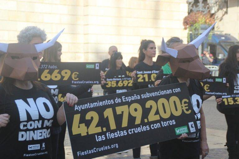 FOTOGRAFÍA. BARCELONA (ESPAÑA), 12 DE NOVIEMBRE DE 2023. Un grupo de animalista protesta en plaza San Jaime de Barcelona, frente a la sede del Ayuntamiento de la ciudad contra la cultura española, los toros que tachan de "fiestas crueles". Lasvocesdelpueblo (Ñ Pueblo)
