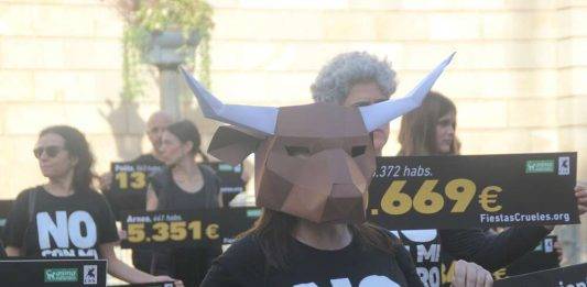 FOTOGRAFÍA. BARCELONA (ESPAÑA), 12 DE NOVIEMBRE DE 2023. Entrada en vigor prohibición de exposición y venta de perros, gatos y hurones. Un grupo de animalista protesta en plaza San Jaime de Barcelona, frente a la sede del Ayuntamiento de la ciudad contra la cultura española, los toros que tachan de "fiestas crueles". Lasvocesdelpueblo (Ñ Pueblo)