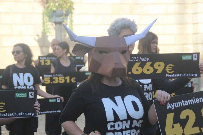 Barcelona (España), 12 de noviembre de 2023. Protesta de animalistas (2) FOTOGRAFÍA. BARCELONA (ESPAÑA), 12 DE NOVIEMBRE DE 2023. Entrada en vigor prohibición de exposición y venta de perros, gatos y hurones. Un grupo de animalista protesta en plaza San Jaime de Barcelona, frente a la sede del Ayuntamiento de la ciudad contra la cultura española, los toros que tachan de "fiestas crueles". Lasvocesdelpueblo (Ñ Pueblo)