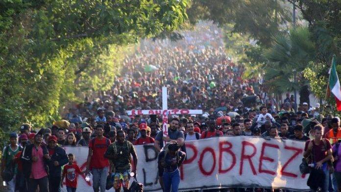 Carava multitudinaria , de al menos 15.000 inmigrantes ielgales, salen del sur de México rumbo a Estado unidos . Efe