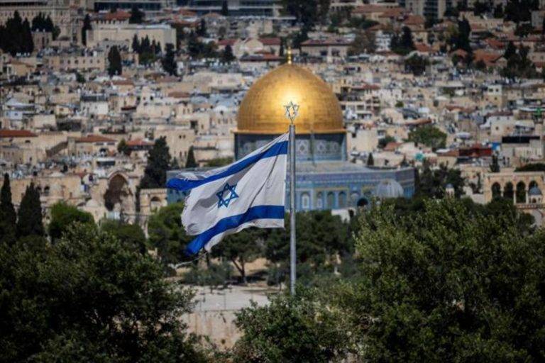 FOTOGRAFÍA. JERUSALÉN (ISRAEL), 28 DE DICIEMBRE DE 2023. Detalle de la bandera nacional de Israel en la capital del país judío, Jerusalén. AJN