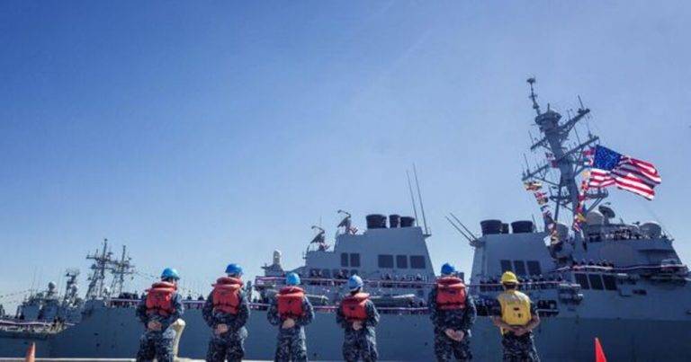 Atacan al USS Carney y buques comerciales en el Mar Rojo