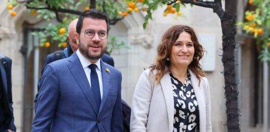 FOTOGRAFÍA. BARCELONA (ESPAÑA), 05 DE DICIEMBRE DE 2023. El Govern critica Sánchez por reactivar la judicialización de la política. La portavoz del régimen de la Generalidad okupada, Patrícia Plaja Pérez, en boca de su jefe, el ultra Pere Aragonés García, ha asegurado en la rueda de prensa posterior a la reunión semanal del Consejo Ejecutivo del régimen secesionista de la antiEspaña, que "seguimos forzando al Gobierno de España para que cumpla a todos los compromisos adquiridos con este Gobierno". "Seguimos avanzando con el cumplimiento de aquellos acuerdos que todavía estaban pendientes de la anterior legislatura, porque ciertamente con el adelanto electoral no se pudo llegar a materializar todo y, ahora, vamos a trabajar para que todos los acuerdos se concreten, s ejecuten y se materialicen sin demora, uno tras otro", ha dicho la portavoz ultra el mismo día que cataluña ha fallecido en los informes del Programa Internacional para la Evaluación de Estudiantes (PISA) 2022 tras sufrir más de una década de apartheid lingüístico. Lasvocesdelpueblo (Ñ Pueblo)