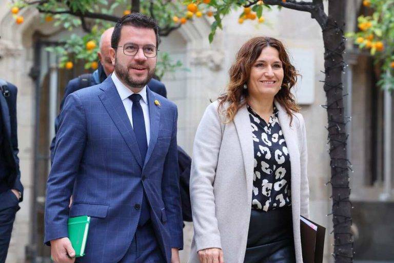 FOTOGRAFÍA. BARCELONA (ESPAÑA), 05 DE DICIEMBRE DE 2023. El Govern critica Sánchez por reactivar la judicialización de la política. La portavoz del régimen de la Generalidad okupada, Patrícia Plaja Pérez, en boca de su jefe, el ultra Pere Aragonés García, ha asegurado en la rueda de prensa posterior a la reunión semanal del Consejo Ejecutivo del régimen secesionista de la antiEspaña, que "seguimos forzando al Gobierno de España para que cumpla a todos los compromisos adquiridos con este Gobierno". "Seguimos avanzando con el cumplimiento de aquellos acuerdos que todavía estaban pendientes de la anterior legislatura, porque ciertamente con el adelanto electoral no se pudo llegar a materializar todo y, ahora, vamos a trabajar para que todos los acuerdos se concreten, s ejecuten y se materialicen sin demora, uno tras otro", ha dicho la portavoz ultra el mismo día que cataluña ha fallecido en los informes del Programa Internacional para la Evaluación de Estudiantes (PISA) 2022 tras sufrir más de una década de apartheid lingüístico. Lasvocesdelpueblo (Ñ Pueblo)