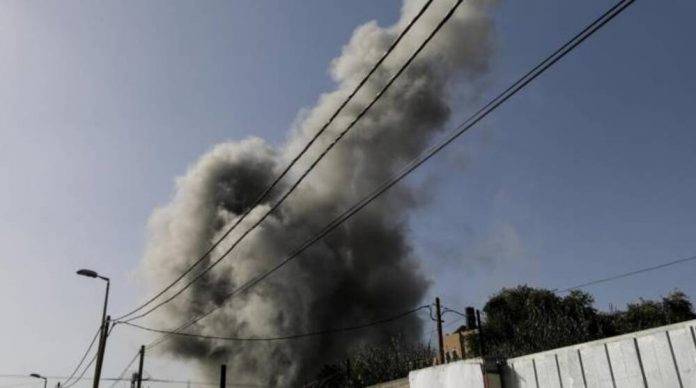 FOTOGRAFÍA. GAZA (PALESTINA), 22 DE DICIEMBRE DE 2023. El humo se eleva sobre los edificios tras un ataque aéreo israelí . Efe