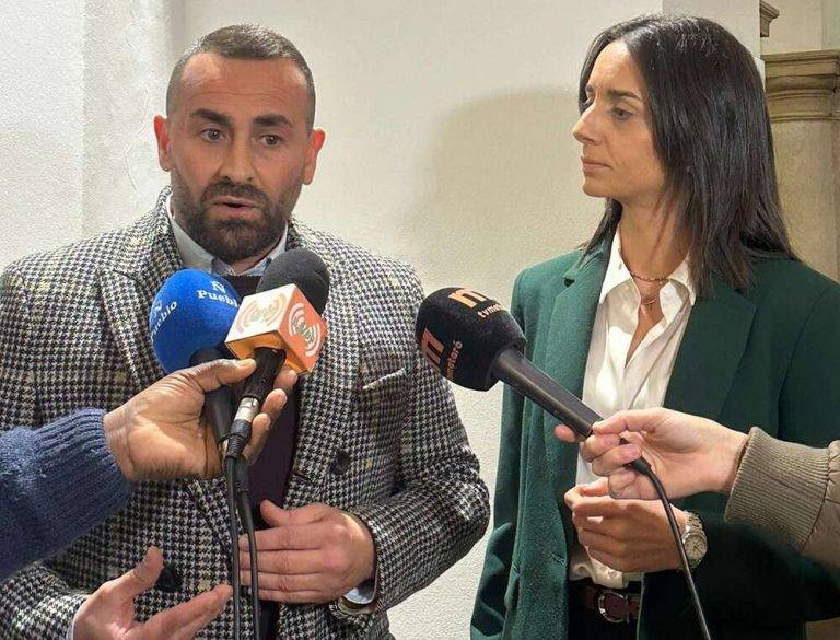 FOTOGRAFÍA. MATARÓ (BARCELONA) ESPAÑA, 21 DE DICIEMBRE DE 2023. El Tribunal Supremo absuelve al edil de VOX Mataró José Casado. El consejero comarcal del grupo VOX Comarca del Maresme y concejal el Ayuntamiento de Mataró, José Casado Ortega (i), junto a su compañera concejala y diputada en el Parlamento de Cataluña, Mónica Lora Cisquer (d), ofrecen una rueda de prensa este jueves en el Palacio del Ayuntamiento de esta capital de la comarca sobre la "Moción de VOX en el Consejo Comarcal del Maresme contra la inmigración ilegal". Lasvocesdelpueblo (Ñ Pueblo)