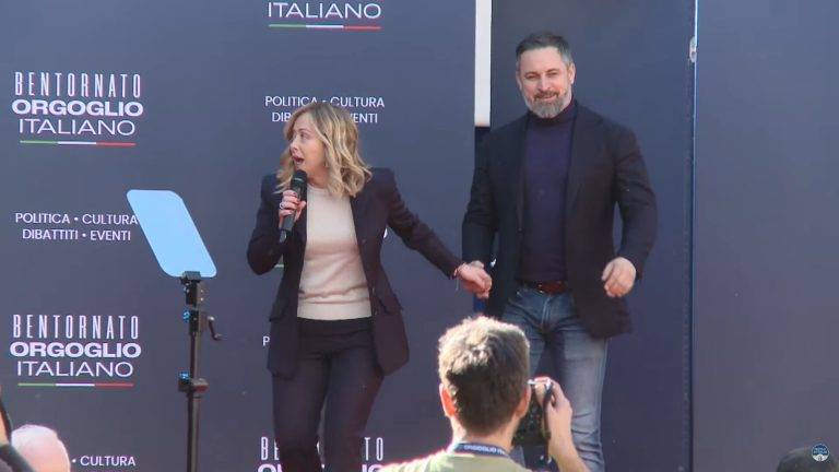 FOTOGRAFÍA. ROMA (ITALIA), 17 DE DICIEMBRE DE 2023. La primer ministra de Italia, Giorgia Meloni (i), rompe el protocolo y trae al escenario del multitudinario Atreju 2023 a su "amigo" Santiago Abascal Conde (d), presidente de VOX. Unas jornadas que han contado también con la participación del dueño de la influyente red social X (antes Twitter), Elon Reeve Musk (Elon Musk); del primer ministro del Reino Unido, Rishi Sunak; del primer ministro de Hungría, Viktor Orbán; del exjugador de baloncesto albanés y primer ministro de Albania desde 2013, Edi Rama; entre otros líderes. Lasvocesdelpueblo (Ñ Pueblo)