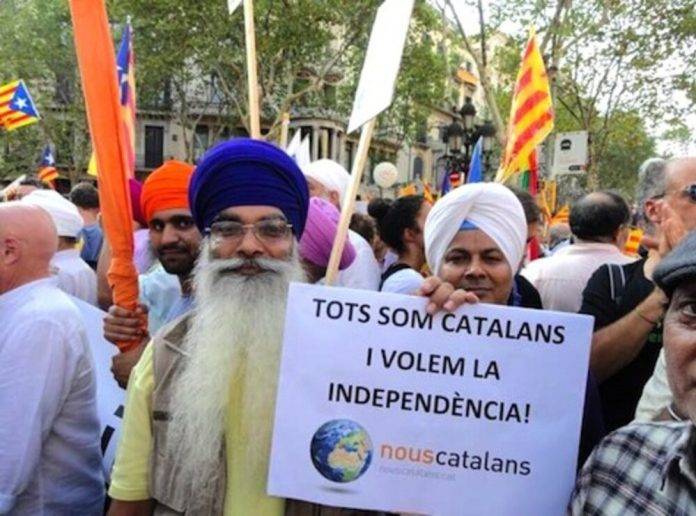 Grupo de separatistas, inmigrantes islamistas e indios contra España en Cataluña