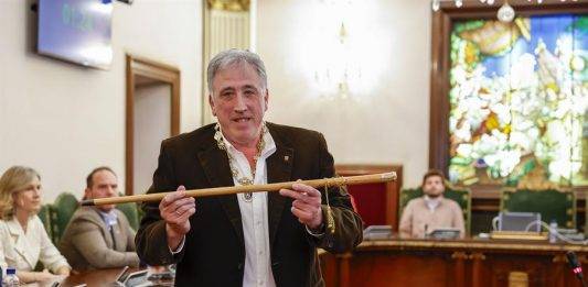 FOTOGRAFÍA. PAMPLONA (NAVARRA) ESPAÑA, 28 DE DICIEMBRE DE 2023. El ultra diputado de la banda terrorista ETA (EH Bildu, José María Asirón Sáez, conocido como "Joseba Asirón" (i) con el bastón de mando tras proclamarse alcalde de Pamplona tras la moción de censura en el Ayuntamiento de Pamplona, este jueves. La primera moción de censura de la historia democrática del Ayuntamiento de Pamplona despojará de la alcaldía a UPN y dará paso a un gobierno local liderado por EH Bildu con el apoyo de PSOE, Geroa Bai y Contigo-Zurekin. Efe