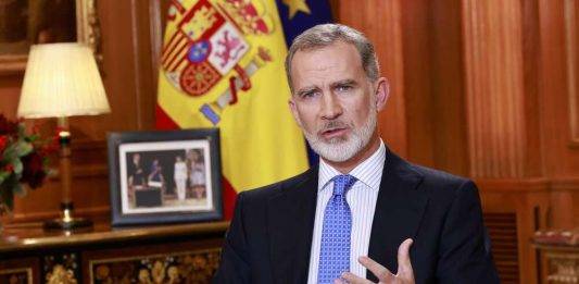 FOTOGRAFÍA. MADRID (ESPAÑA), 24 DE DICIEMBRE DE 2023. Discurso de Nochebuena de su majestad el rey Felipe VI de España, de nombre natura, Felipe Juan Pablo Alfonso de Todos los Santos de Borbón y Grecia, especialmente centrado en la defensa de la Constitución Española de 1978, después de poner en peligro tras su golpe de estado el secretario general del Partido Socialista Obrero Español (PSOE) y presidente de Gobierno de España en coalición, Pedro Sánchez Pérez-Castejón. Lasvocesdelpueblo (Ñ Pueblo)
