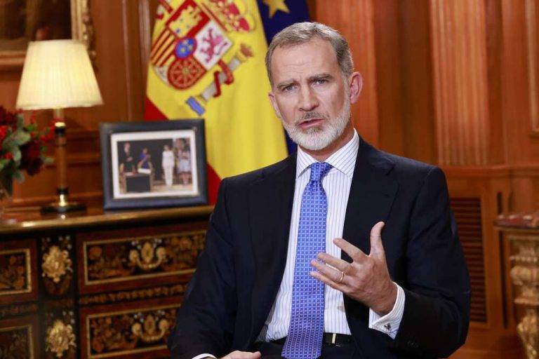 FOTOGRAFÍA. MADRID (ESPAÑA), 24 DE DICIEMBRE DE 2023. Discurso de Nochebuena de su majestad el rey Felipe VI de España, de nombre natura, Felipe Juan Pablo Alfonso de Todos los Santos de Borbón y Grecia, especialmente centrado en la defensa de la Constitución Española de 1978, después de poner en peligro tras su golpe de estado el secretario general del Partido Socialista Obrero Español (PSOE) y presidente de Gobierno de España en coalición, Pedro Sánchez Pérez-Castejón. Lasvocesdelpueblo (Ñ Pueblo)