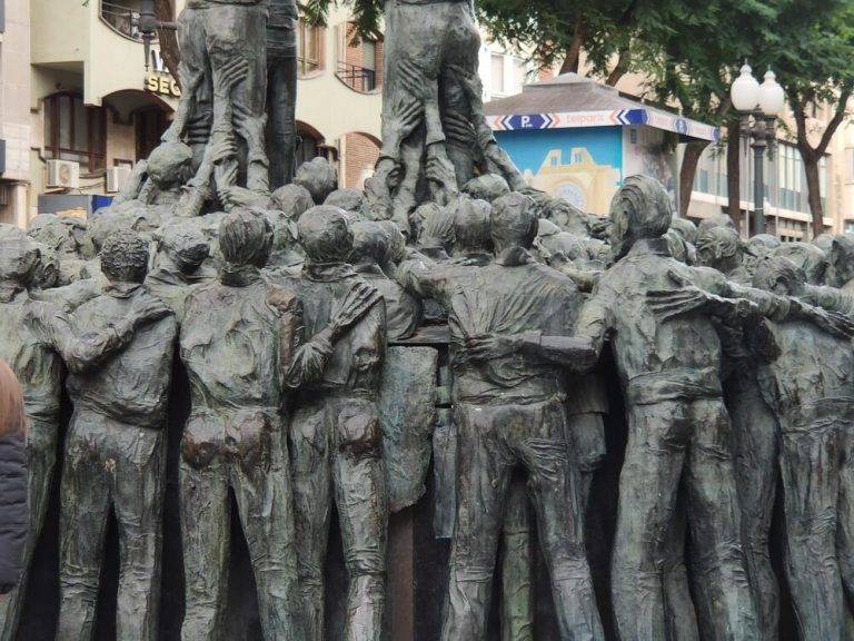 FOTOGRAFÍA. CIUDAD DE TARRAGONA (TARRAGONA) ESPAÑA, 06 DE DICIEMBRE DE 2023. Abundante nubosidad y algunas precipitaciones en España. Detalle del "Monumento a los castellers", conocido también como "Tarragona als castellers" (Tarragona a los Castellers), este miércoles 6 de diciembre de 2023, Día de la Constitución Española de 1978 en Cataluña y resto del Reino de España. Una obra formada por un total de 222 personas y ubicada en la Rambla Nova de la ciudad de Tarragona. Lasvocesdelpueblo (Ñ Pueblo)