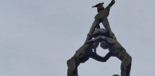 FOTOGRAFÍA. CIUDAD DE TARRAGONA (TARRAGONA) ESPAÑA, 06 DE DICIEMBRE DE 2023. Descenso generalizado de temperaturas en España. Detalle del "Monumento a los castellers", conocido también como "Tarragona als castellers" (Tarragona a los Castellers), este miércoles 6 de diciembre de 2023, Día de la Constitución Española de 1978 en Cataluña y resto del Reino de España. Una obra formada por un total de 222 personas y ubicada en la Rambla Nova de la ciudad de Tarragona. Lasvocesdelpueblo (Ñ Pueblo)