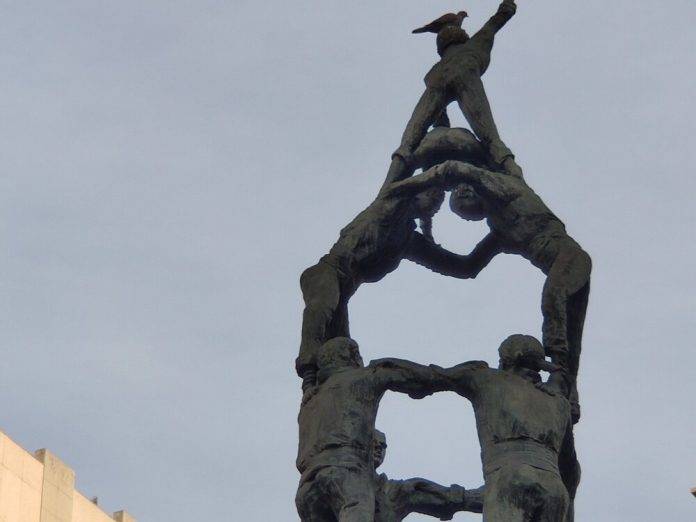 FOTOGRAFÍA. CIUDAD DE TARRAGONA (TARRAGONA) ESPAÑA, 06 DE DICIEMBRE DE 2023. Descenso generalizado de temperaturas en España. Detalle del "Monumento a los castellers", conocido también como "Tarragona als castellers" (Tarragona a los Castellers), este miércoles 6 de diciembre de 2023, Día de la Constitución Española de 1978 en Cataluña y resto del Reino de España. Una obra formada por un total de 222 personas y ubicada en la Rambla Nova de la ciudad de Tarragona. Lasvocesdelpueblo (Ñ Pueblo)