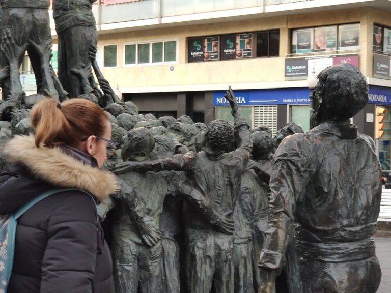 222 personas forman el «Monumento a los castellers»