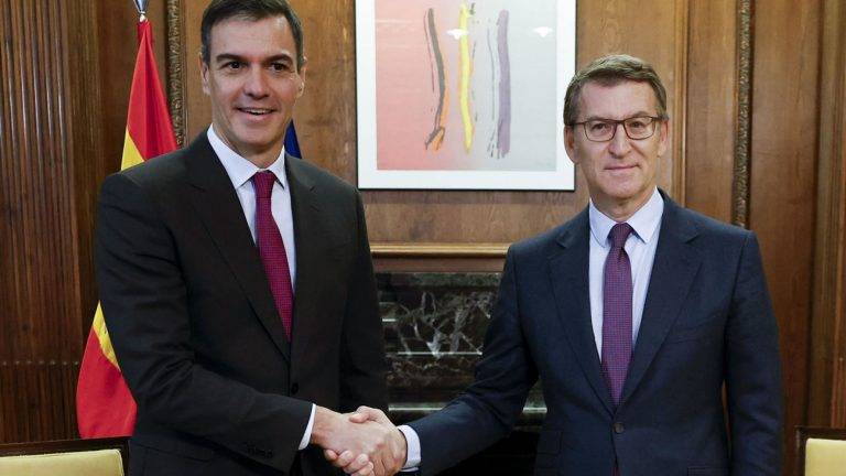 FOTOGRAFÍA. MADRID (ESPAÑA), 22 DE DICIEMBRE DE 2023. Sánchez y Feijóo pactan la renovación del Poder Judicial . El porqué no se debe votar a PSC/PSOE o PP. El líder del Partido Socialista y presidente de Gobierno de España en coalición PSOE-'RESTAR', Pedro Sánchez Pérez-Castejón (i) y el líder del Partido Popular, Alberto Núñez Feijóo (d), se reúnen para negociar España en el Congreso de los Diputados. Efe